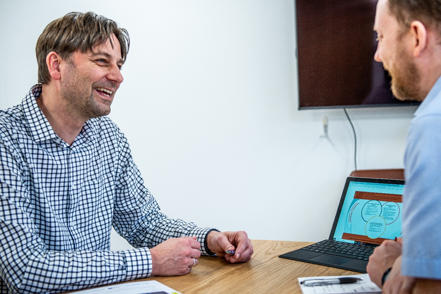 Brænder du for at omsætte viden til handling, er du god til samarbejde, har du et glimt i øjet og er du kæmpefan af udvikling og resultater? Så passer du sandsynligvis godt ind i Erhvervshus Sydjylland.